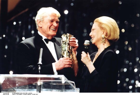 Jean Marais reçoit un César d'honneur des mains de Michèle Morgan, le 7 mars 1993