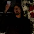 Dave Grohl rend hommage à Lemmy de Mötörhead lors de ses funérailles le 9 janvier 2016 à Los Angeles.