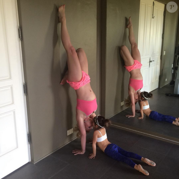 Britney Spears pendant une séance de yoga avec sa nièce Lexie, le 8 janvier 2016.