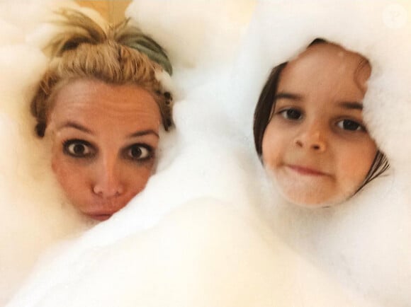 Britney Spears prend un bain avec sa nièce Lexie, août 2015 à Las Vegas.