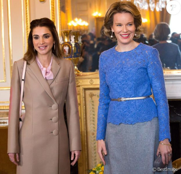 La reine Rania de Jordanie était reçue par la reine Mathilde de Belgique au palais royal à Bruxelles le 12 janvier 2016 dans le cadre d'une mini-tournée européenne visant à solliciter du soutien pour l'accueil des réfugiés syriens.