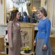 La reine Rania de Jordanie était accueillie par la reine Mathilde de Belgique au palais royal à Bruxelles le 12 janvier 2016 dans le cadre d'une mini-tournée européenne visant à solliciter du soutien pour l'accueil des réfugiés syriens.