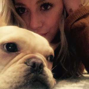 Hilary Duff a publié une photo de son chien Beau sur son compte Instagram au mois de septembre 2015. Malheureusement, l'adorable bouledogue français est décédé au début du mois de janvier 2016.