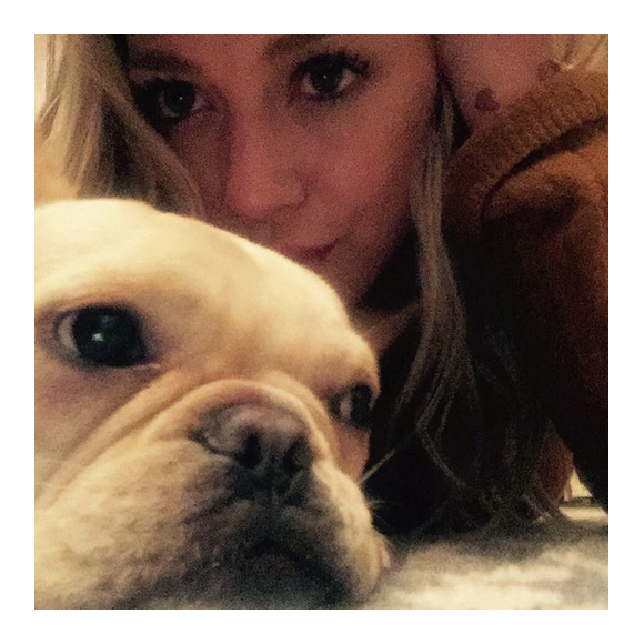Hilary Duff a publié une photo de son chien Beau sur son compte Instagram au mois de septembre 2015. Malheureusement, l'adorable bouledogue français est décédé au début du mois de janvier 2016.