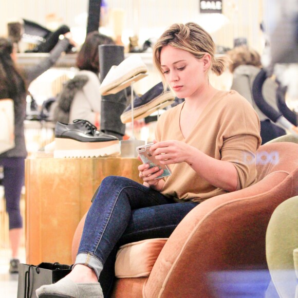Hilary Duff fait du shopping chez Barneys New York à Beverly Hills le 9 janvier 2016.