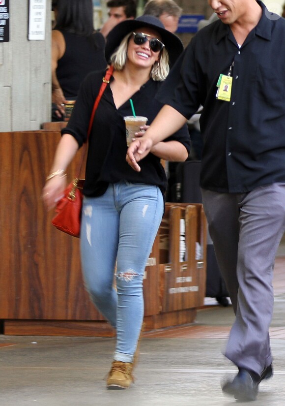Exclusif - A peine arrivée en vacances à Hawaï, Hilary Duff se rend au Starbuck à Maui (Hawaï) le 29 décembre 2015