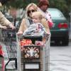 Hilary Duff fait du shopping chez Ralph's avec son fils Luca à Beverly Hills, le 22 décembre 2015.