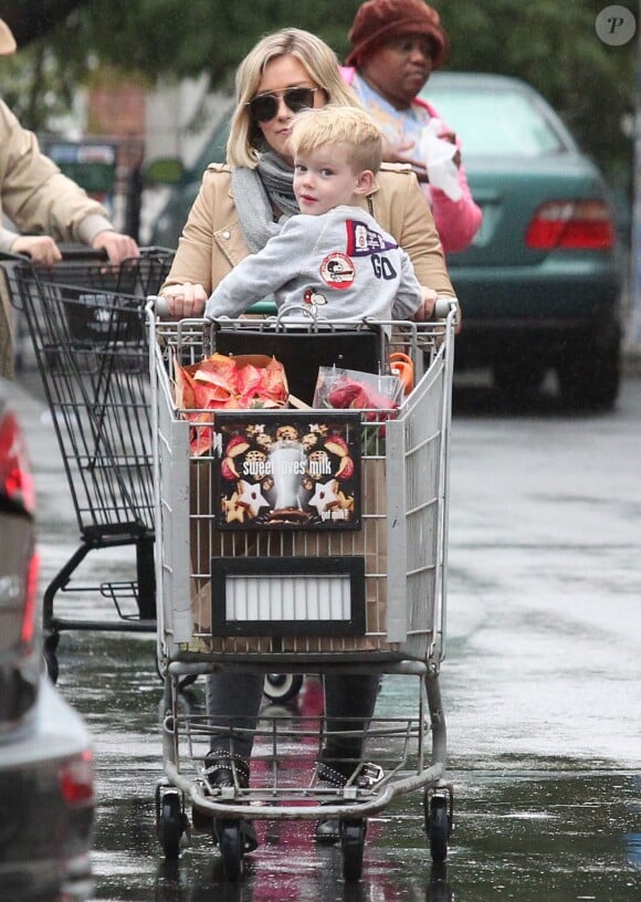 Hilary Duff fait du shopping chez Ralph's avec son fils Luca à Beverly Hills, le 22 décembre 2015.