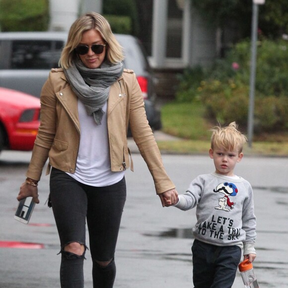 Hilary Duff fait du shopping chez Ralph's avec son fils Luca à Beverly Hills, le 22 décembre 2015