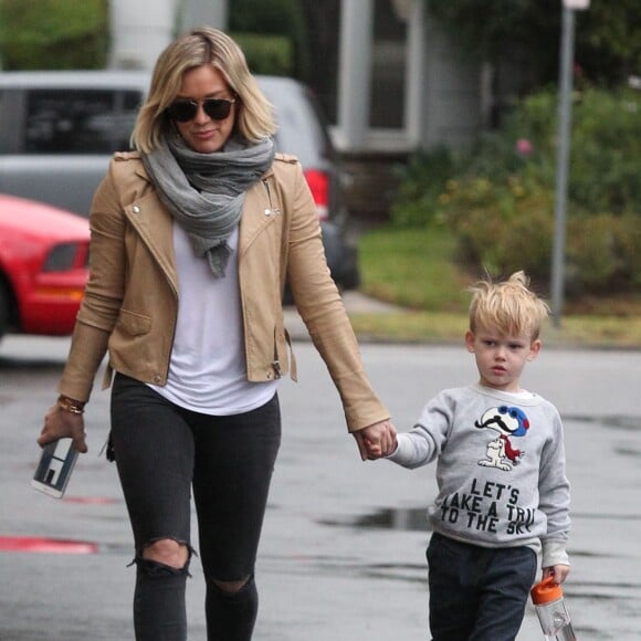 Hilary Duff fait du shopping chez Ralph's avec son fils Luca à Beverly Hills, le 22 décembre 2015