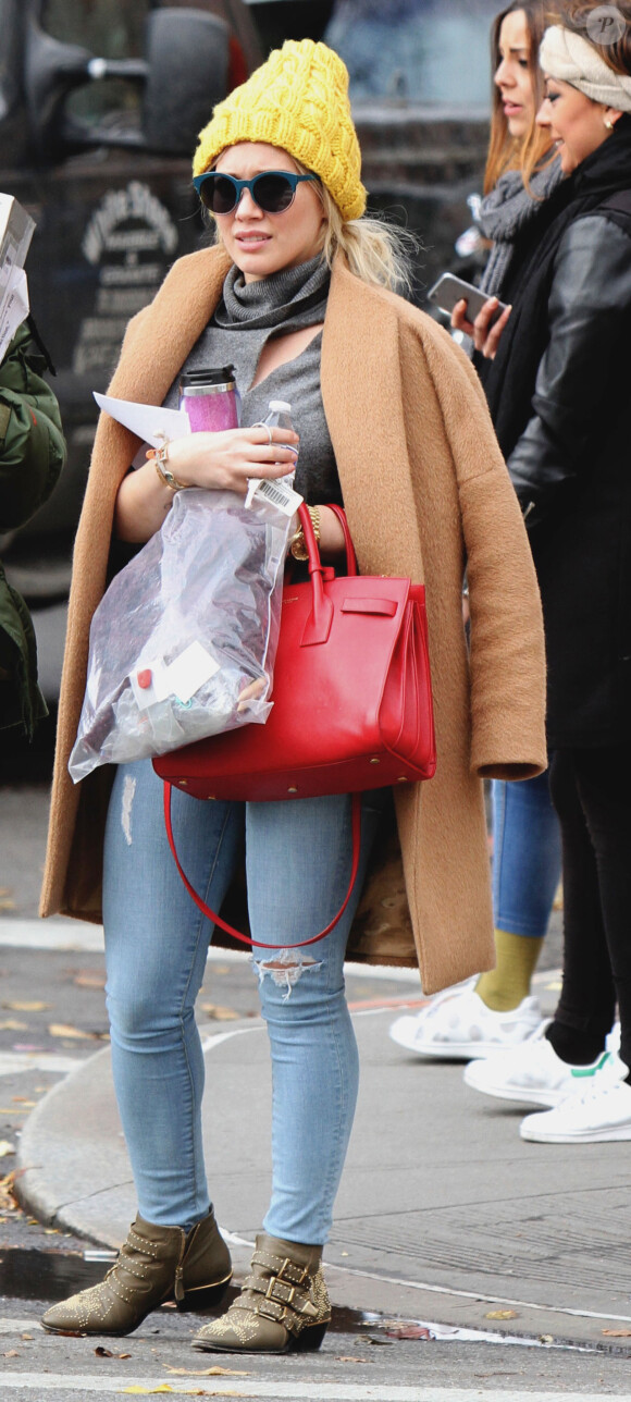 Hilary Duff arrive sur le tournage de 'Younger' à Central Park à New York, le 8 décembre 2015 © CPA/Bestimage
