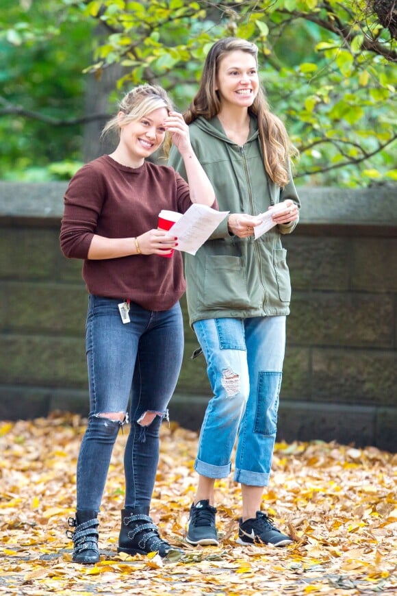 Hilary Duff et Sutton Foster sur le tournage de 'Younger' à New York, le 6 novembre 2015 © CPA/Bestimage