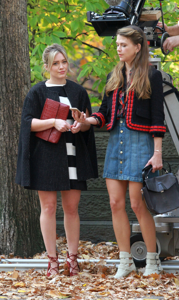 Hilary Duff et Sutton Foster sur le tournage de la série "Younger" à New York, le 6 novembre 2015.