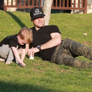 Exclusif - Mike Comrie a amené son fils Luca au parc "Coldwater Canyon" à Beverly Hills. Le 9 janvier 2015