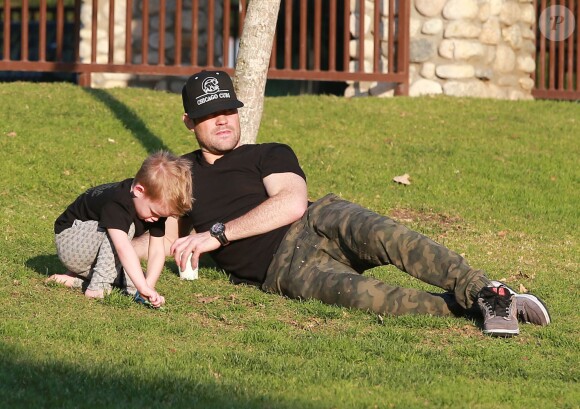 Exclusif - Mike Comrie a amené son fils Luca au parc "Coldwater Canyon" à Beverly Hills. Le 9 janvier 2015