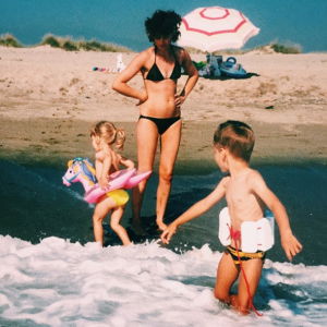 Caroline Receveur et son frère lorsqu'ils étaient enfants.