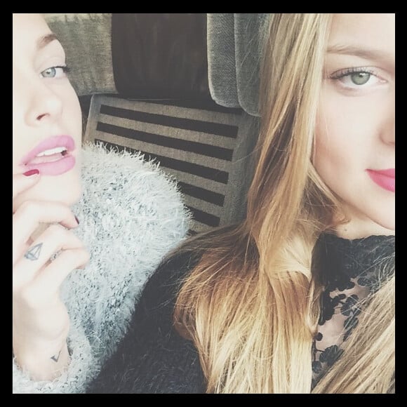 Caroline Receveur et sa soeur Mathilde dans le train pour Londres. Décembre 2014.