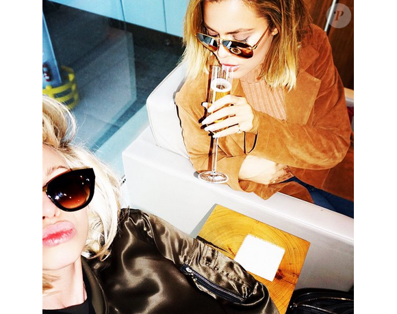 Khloé Kardashian et sa maquilleuse Joyce sont coincées à l'aéroport de Las Vegas et attendent leur prochain vol pour New York après que leur avion ait dû être dérouté d'urgence. Photo postée sur Twitter, le 12 janvier 2016.