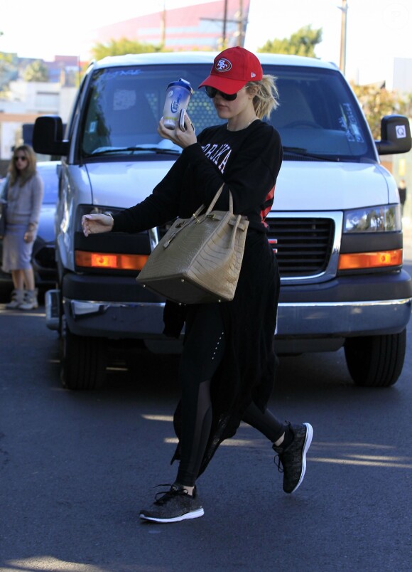 Khloe Kardashian se promène dans les rues de West Hollywood, le 17 décembre 2015