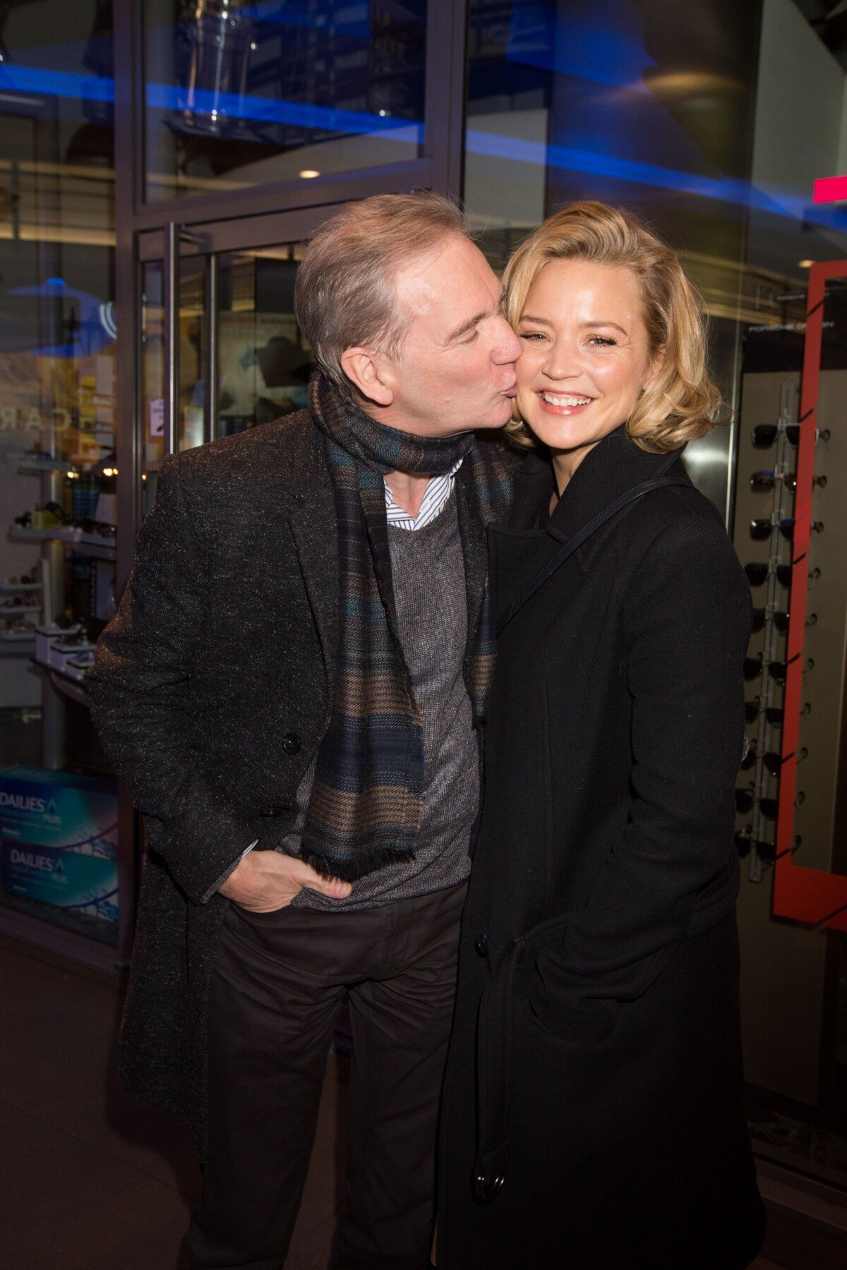 Virginie Efira, radieuse : Complicité et instant câlin avec son père André  - Purepeople