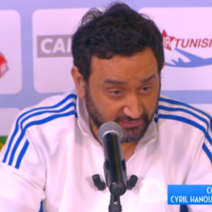 Cyril Hanouna ne peut honorer son pari et doit continuer la présentation de TPMP - Emission "Touche pas à mon poste" (D8), le 14 janvier 2016.