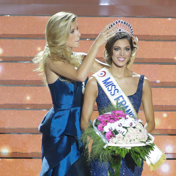 Camille Cerf, Miss France 2015 et Iris Mittenaere, Miss France 2016 - Iris Mittenaere, Miss Nord-Pas-de-Calais élue Miss France 2016 lors du concours organisé à Lille, le 19 décembre 2015.