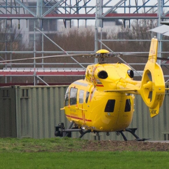 Le prince William en train de faire le plein et d'inspecter son hélicoptère-ambulance le 12 janvier 2016 à l'aéroport de Cambridge, de retour au travail après les fêtes de fin d'année.