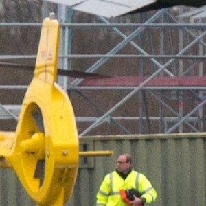 Le prince William en train de faire le plein et d'inspecter son hélicoptère-ambulance le 12 janvier 2016 à l'aéroport de Cambridge, de retour au travail après les fêtes de fin d'année.