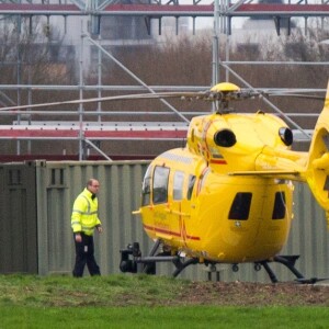 Le prince William en train de faire le plein et d'inspecter son hélicoptère-ambulance le 12 janvier 2016 à l'aéroport de Cambridge, de retour au travail après les fêtes de fin d'année.