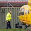 Le prince William en train de faire le plein et d'inspecter son hélicoptère-ambulance le 12 janvier 2016 à l'aéroport de Cambridge, de retour au travail après les fêtes de fin d'année.