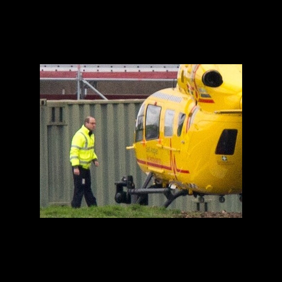 Le prince William en train de faire le plein et d'inspecter son hélicoptère-ambulance le 12 janvier 2016 à l'aéroport de Cambridge, de retour au travail après les fêtes de fin d'année.