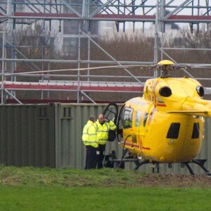 Le prince William en train de faire le plein et d'inspecter son hélicoptère-ambulance le 12 janvier 2016 à l'aéroport de Cambridge, de retour au travail après les fêtes de fin d'année.