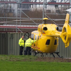 Le prince William en train de faire le plein et d'inspecter son hélicoptère-ambulance le 12 janvier 2016 à l'aéroport de Cambridge, de retour au travail après les fêtes de fin d'année.