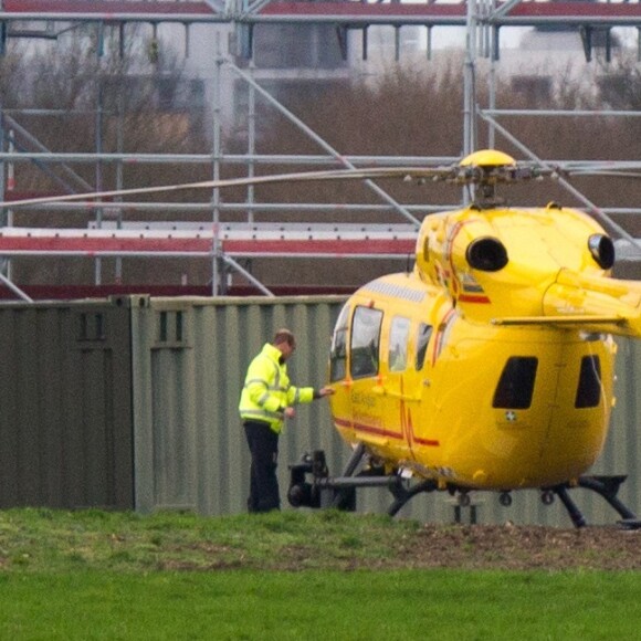 Le prince William en train de faire le plein et d'inspecter son hélicoptère-ambulance le 12 janvier 2016 à l'aéroport de Cambridge, de retour au travail après les fêtes de fin d'année.