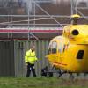 Le prince William en train de faire le plein et d'inspecter son hélicoptère-ambulance le 12 janvier 2016 à l'aéroport de Cambridge, de retour au travail après les fêtes de fin d'année.