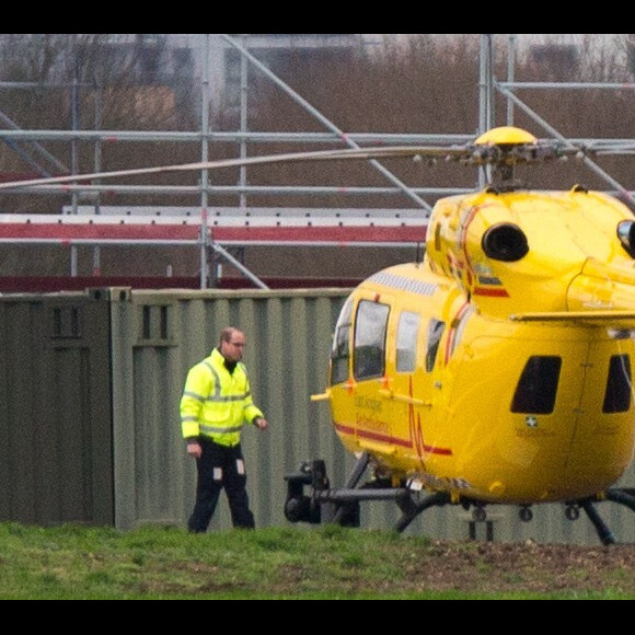 Le prince William en train de faire le plein et d'inspecter son hélicoptère-ambulance le 12 janvier 2016 à l'aéroport de Cambridge, de retour au travail après les fêtes de fin d'année.