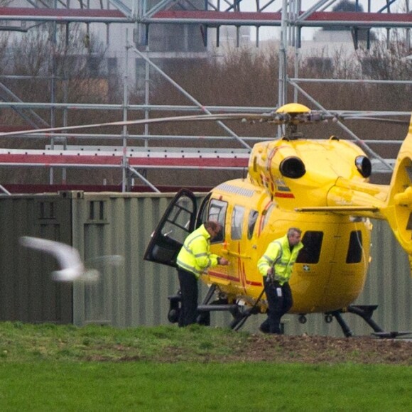 Le prince William en train de faire le plein et d'inspecter son hélicoptère-ambulance le 12 janvier 2016 à l'aéroport de Cambridge, de retour au travail après les fêtes de fin d'année.