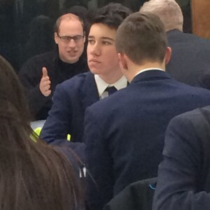 Le prince William s'est invité le 13 janvier 2016 à la cantine de l'école John Henry Newman à Stevenage, entre deux interventions avec ses collègues de l'East Anglian Air Ambulance (EAAA).