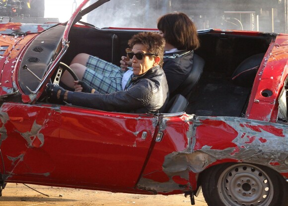 Ben Stiller et Cyrus Arnold tournent une scène d'accident de voiture pour le film "Zoolander 2" à New York le 21 novembre 2015.