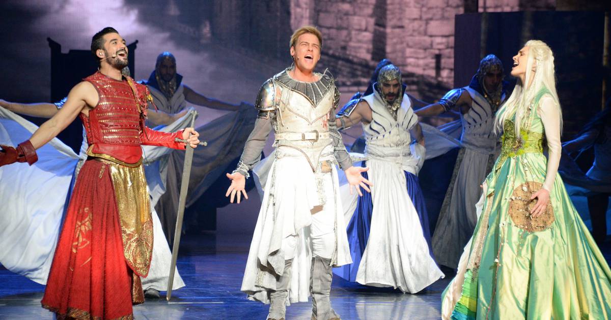 Florent Mothe, Charlie Boisseau et Camille Lou lors de la ...
