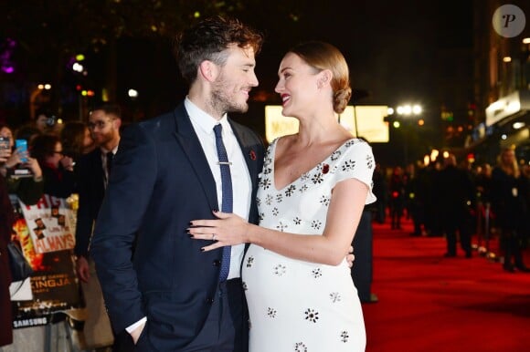 Sam Claflin et son épouse Laura Haddock, enceinte - Avant-première du film "The Hunger Games - La Révolte : Part 2" à Londres. Le 5 novembre 2015.