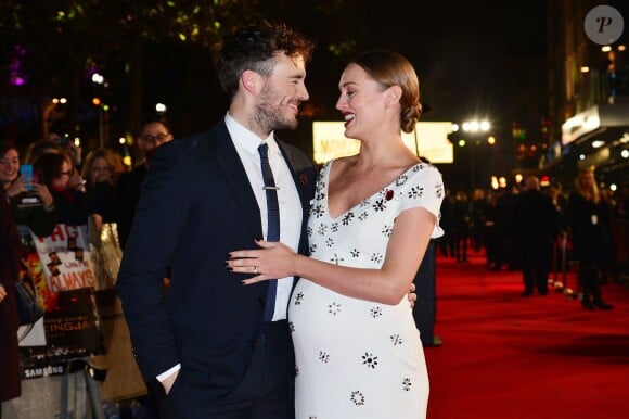 Sam Claflin et son épouse Laura Haddock, enceinte - Avant-première du film "The Hunger Games - La Révolte : Part 2" à Londres. Le 5 novembre 2015.