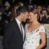 Sam Claflin et son épouse Laura Haddock, enceinte - Avant-première du film "The Hunger Games - La Révolte : Part 2" à Londres. Le 5 novembre 2015.