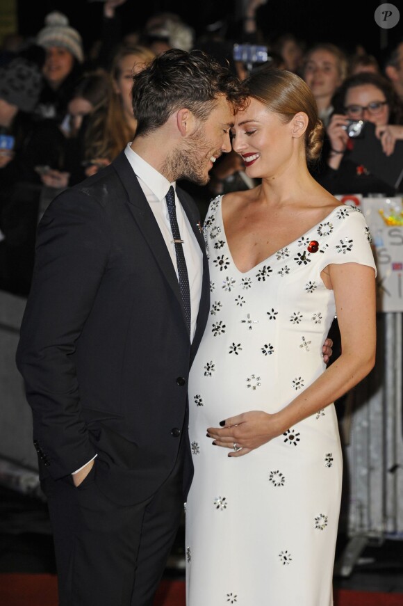 Sam Claflin et son épouse Laura Haddock, enceinte - Avant-première du film "The Hunger Games - La Révolte : Part 2" à Londres. Le 5 novembre 2015.