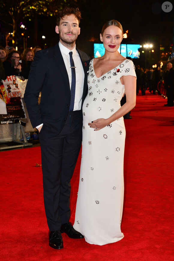 Sam Claflin et son épouse Laura Haddock, enceinte - Avant-première du film "The Hunger Games - La Révolte : Part 2" à Londres. Le 5 novembre 2015.