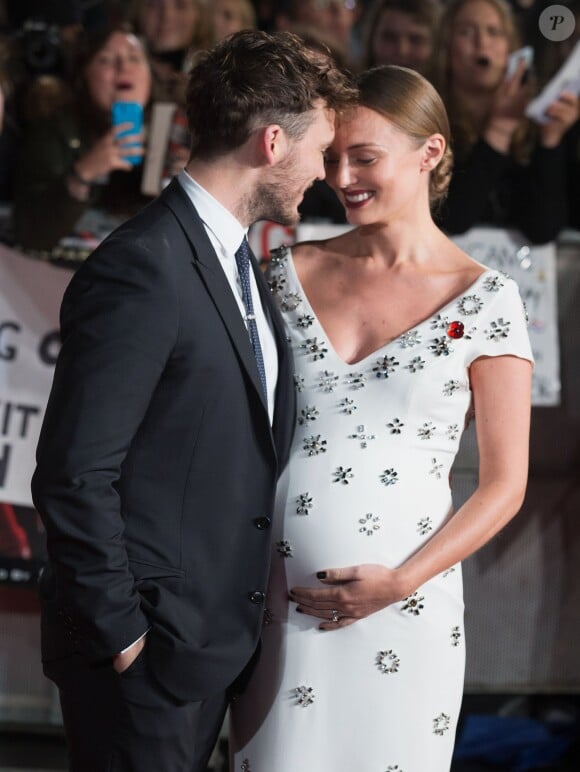 Sam Claflin et son épouse Laura Haddock, enceinte - Avant-première du film "The Hunger Games - La Révolte : Part 2" à Londres. Le 5 novembre 2015.