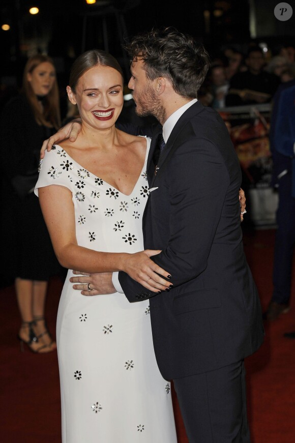 Sam Claflin et son épouse Laura Haddock, enceinte - Avant-première du film "The Hunger Games - La Révolte : Part 2" à Londres. Le 5 novembre 2015.