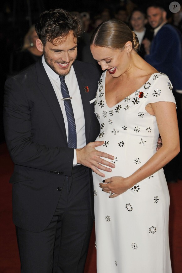 Sam Claflin et son épouse Laura Haddock, enceinte - Avant-première du film "The Hunger Games - La Révolte : Part 2" à Londres. Le 5 novembre 2015.