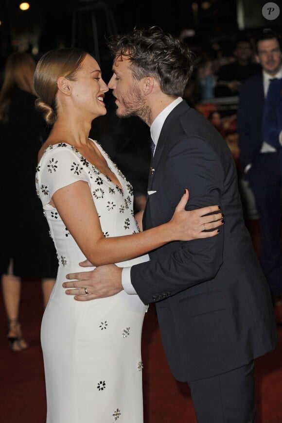 Sam Claflin et son épouse Laura Haddock, enceinte - Avant-première du film "The Hunger Games - La Révolte : Part 2" à Londres. Le 5 novembre 2015.