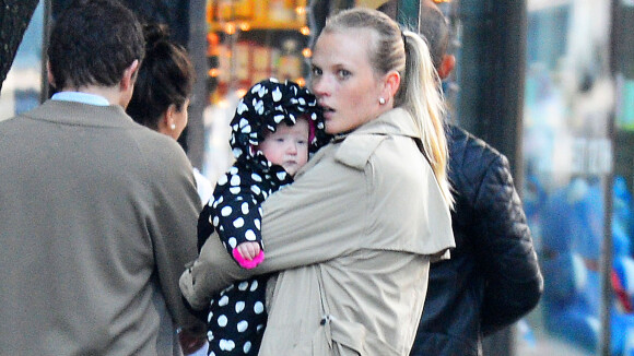 Anne V : Virée shopping avec son bébé, le top rayonne malgré le froid